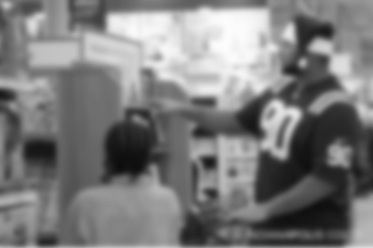 2018_1210_ShopWithAColt0295