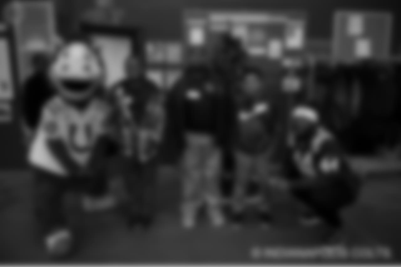 2018_1210_ShopWithAColt0134