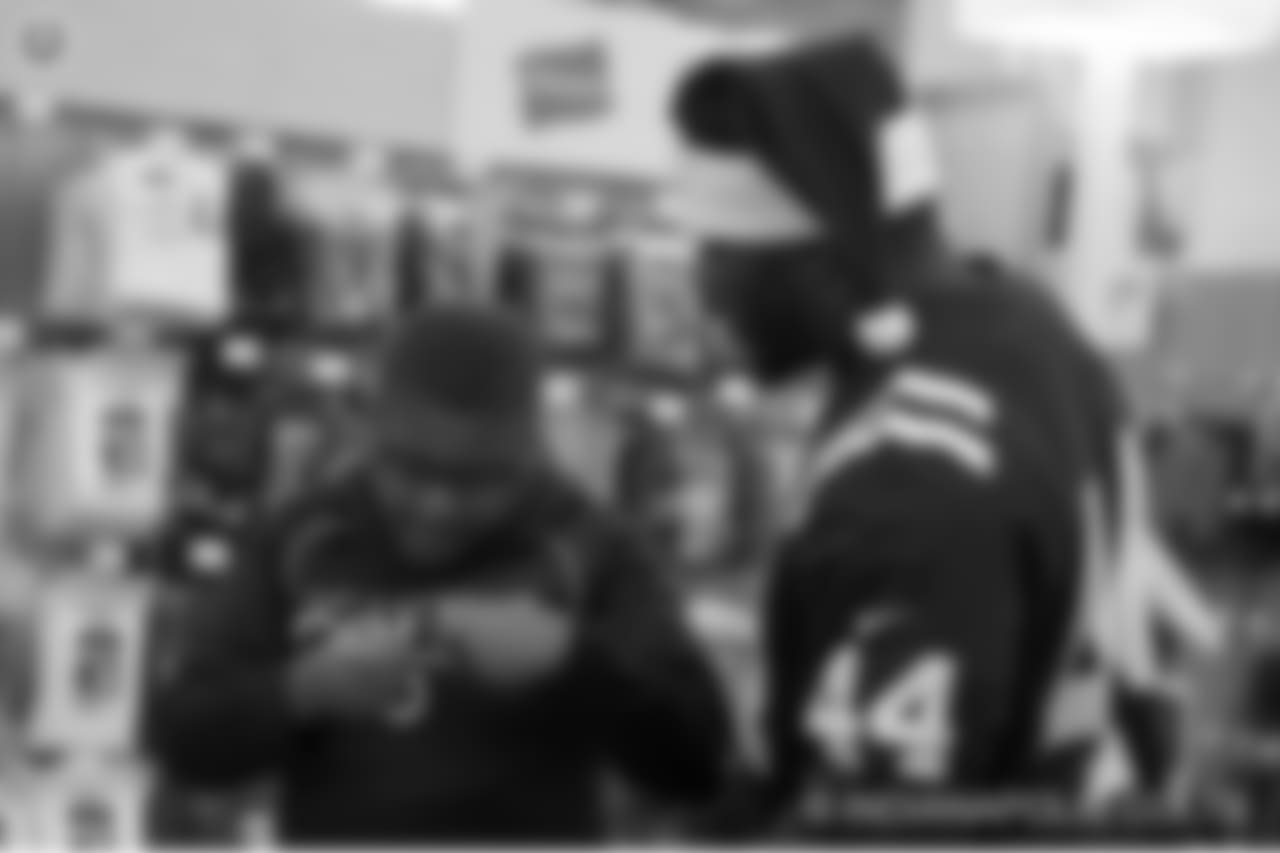 2018_1210_ShopWithAColt0245