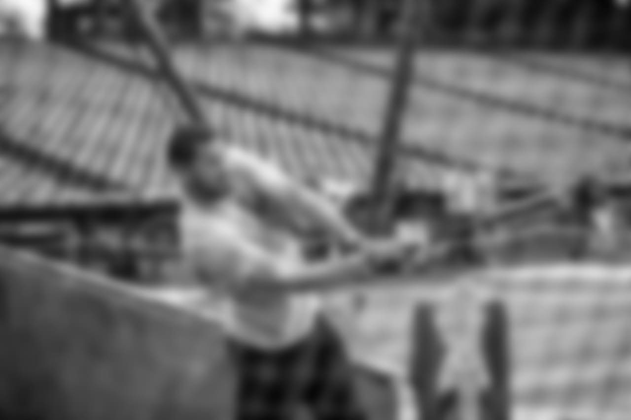 LB Kamu Grugier-Hill swings