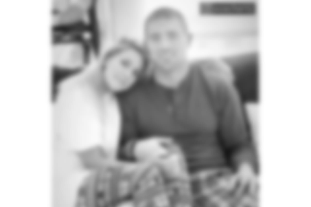 TE Zach Ertz: "Merry Christmas from our family to yours!!"
