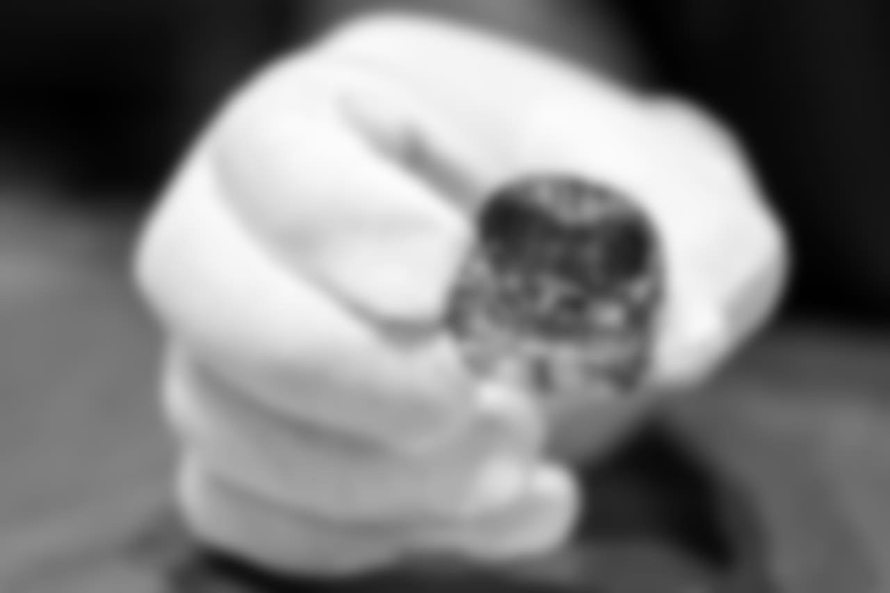 The ring has a total weight of 9.15 carats