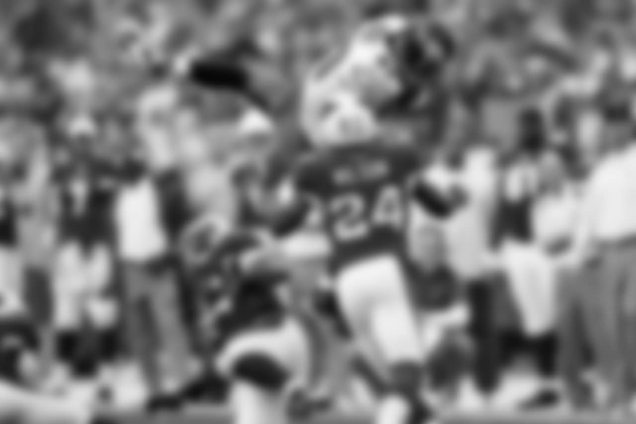 Brent Celek jumping over Arizona defenders