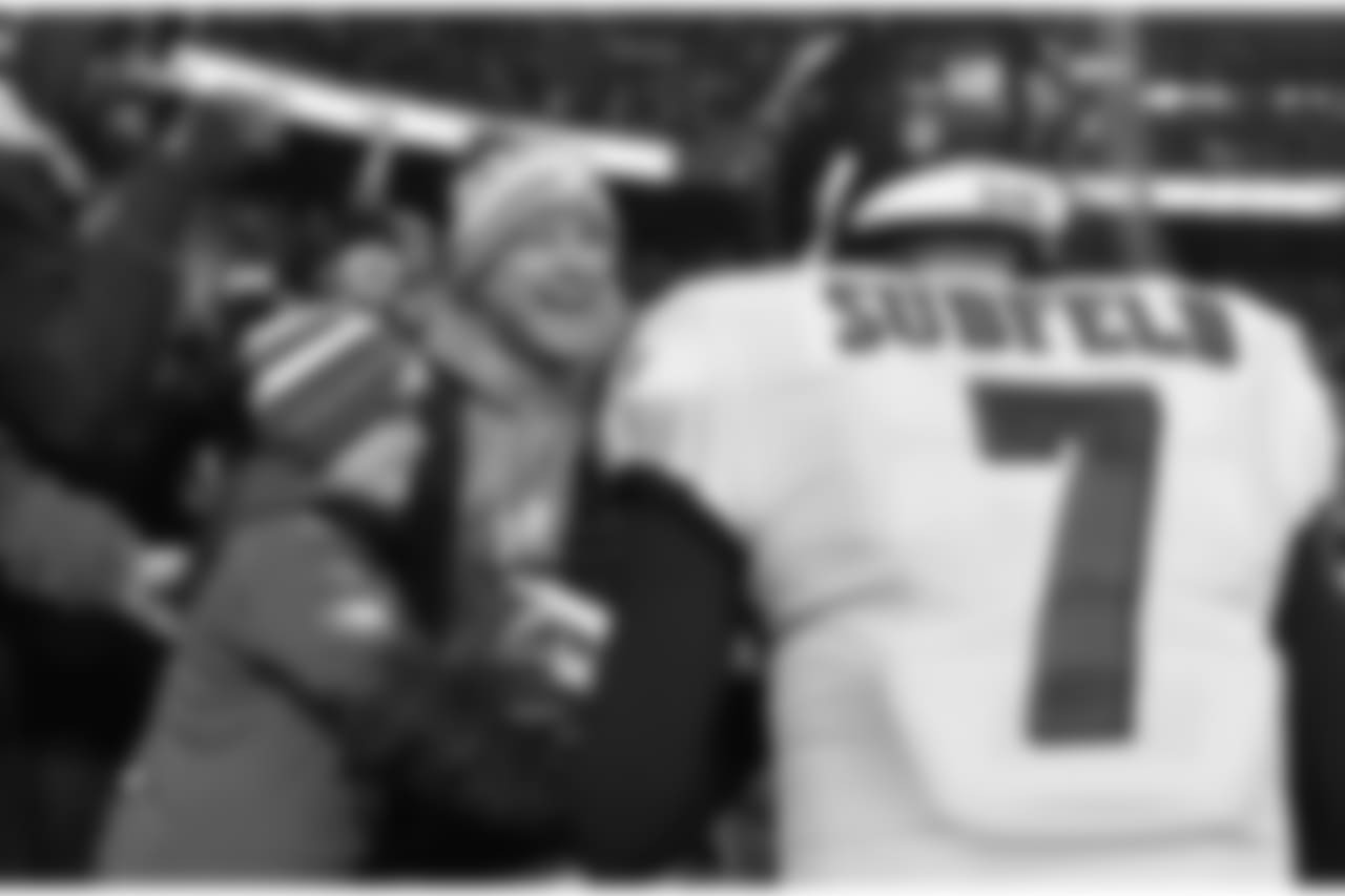 QB Nate Sudfeld with a young fan
Philadelphia Eagles vs. Washington Redskins at FedExField in Landover, Md. on December 30, 2018