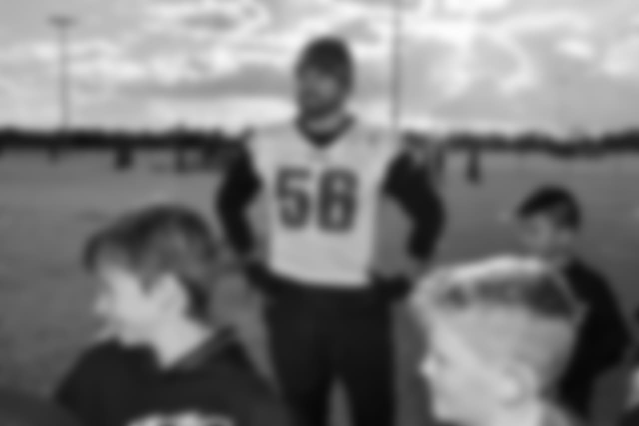 DE Chris Long spreading his pass rushing knowledge