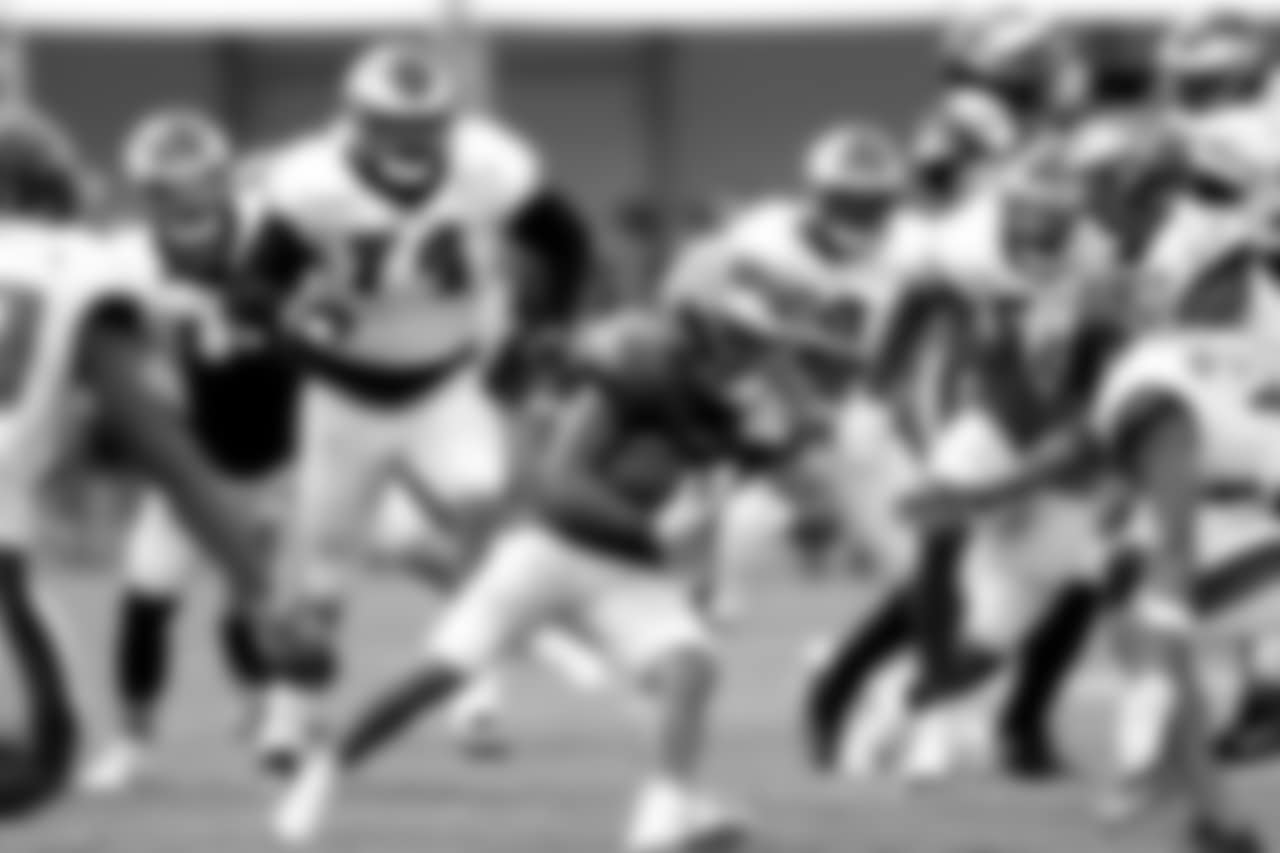 Donnel Pumphrey runs through the defense