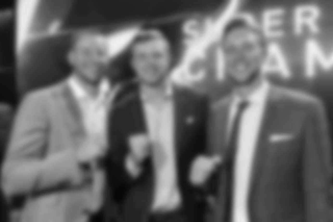 All three Eagles QBs show off their rings