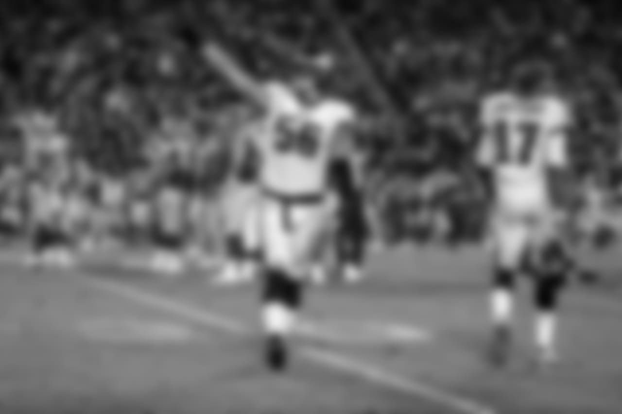 DE Chris Long
Philadelphia Eagles vs. Los Angeles Rams at the Los Angeles Memorial Coliseum on December 16, 2018