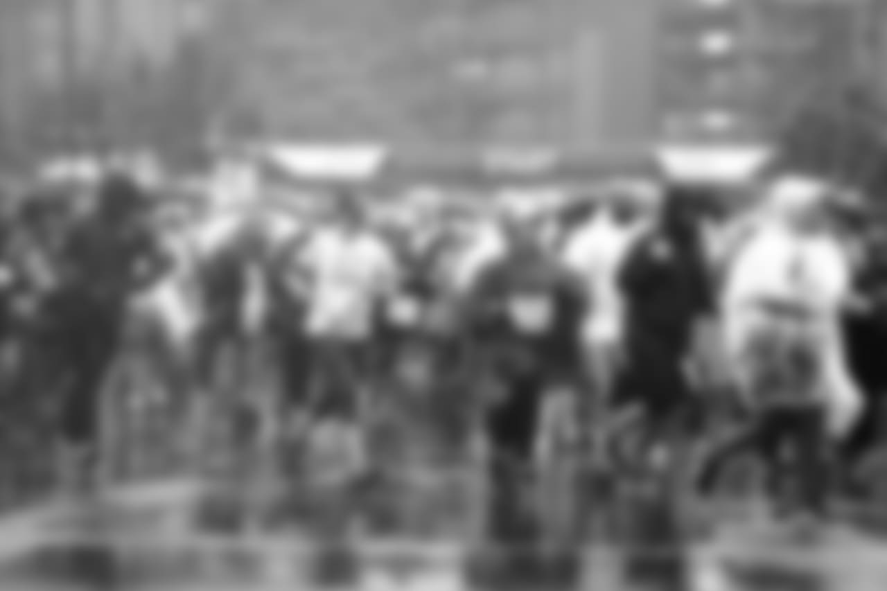 5k participants leaving the start line.