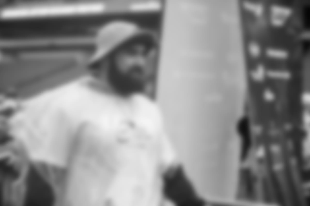 C Jason Kelce crosses the finish line.