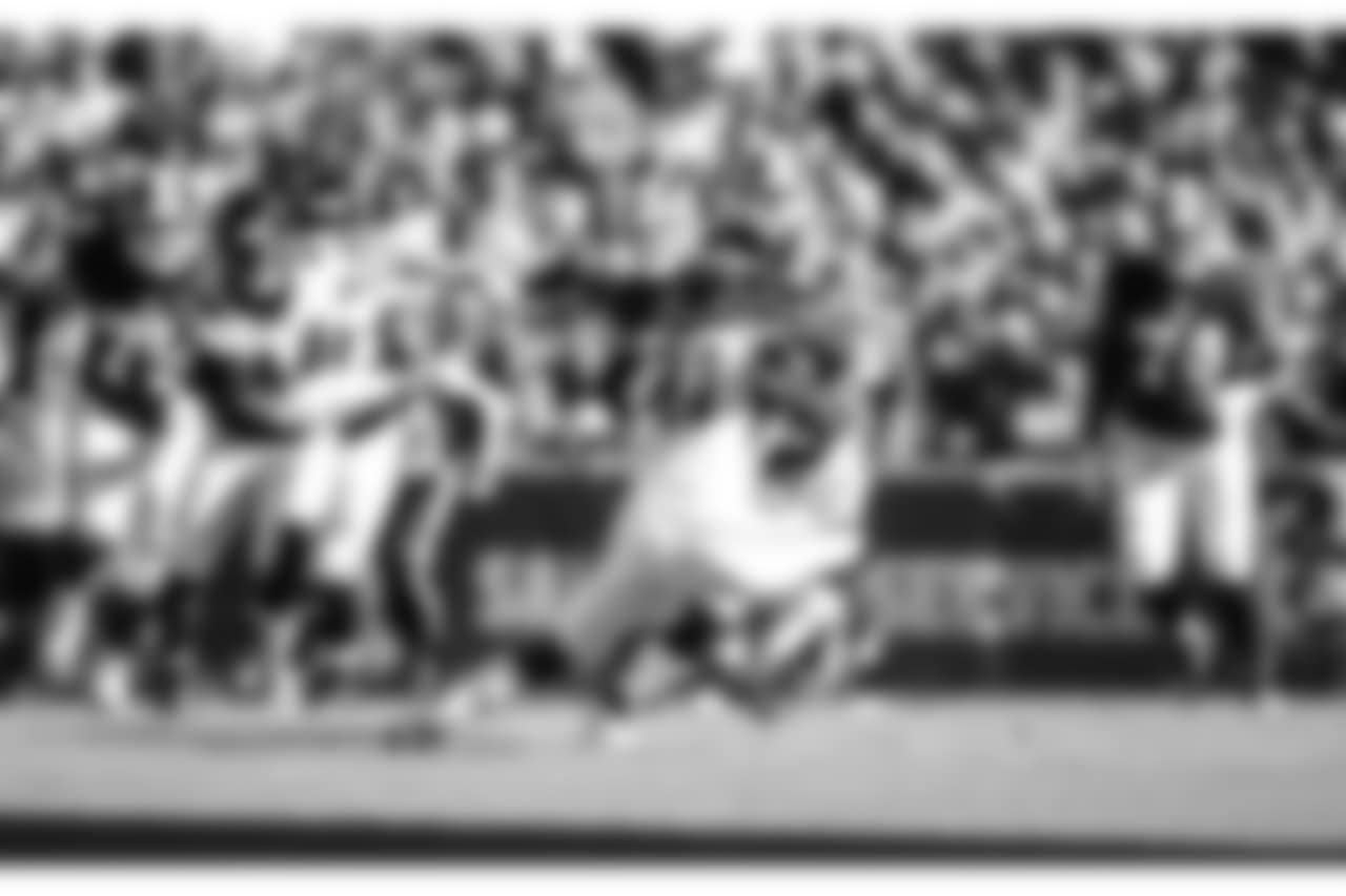 S Sharrod Neasman
Atlanta Falcons / Carmen Mandato