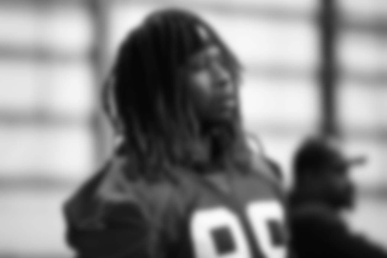 DE Takkarist McKinley
Atlanta Falcons/Carmen Mandato