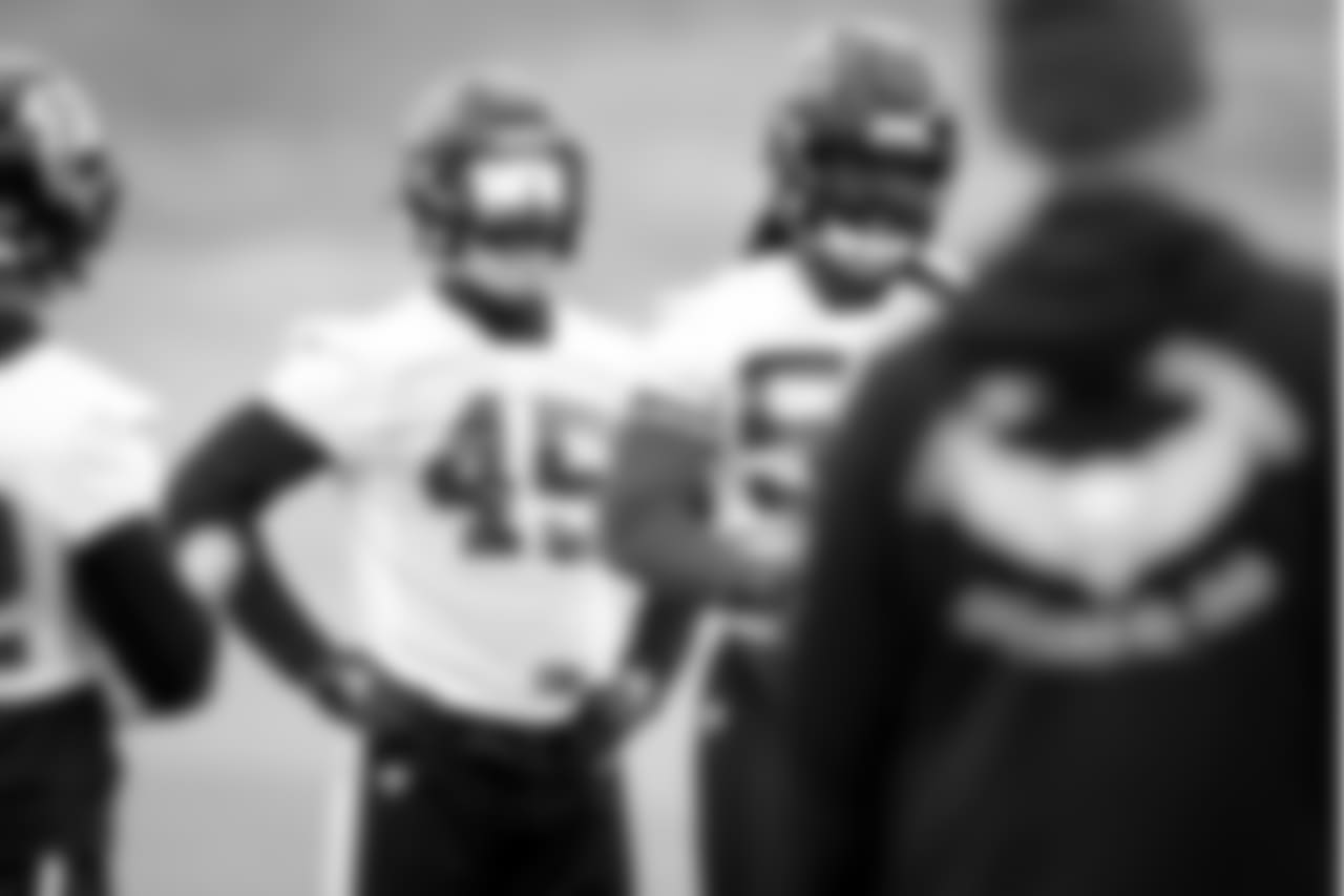 LB Deion Jones, LB De'Vondre Campbell