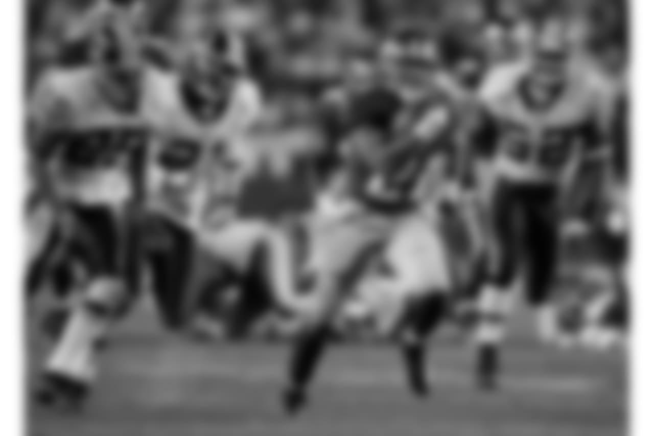 2\. Tiki Barber (2006) – 1,662 YDS
(AP Photo/Chris Gardner)