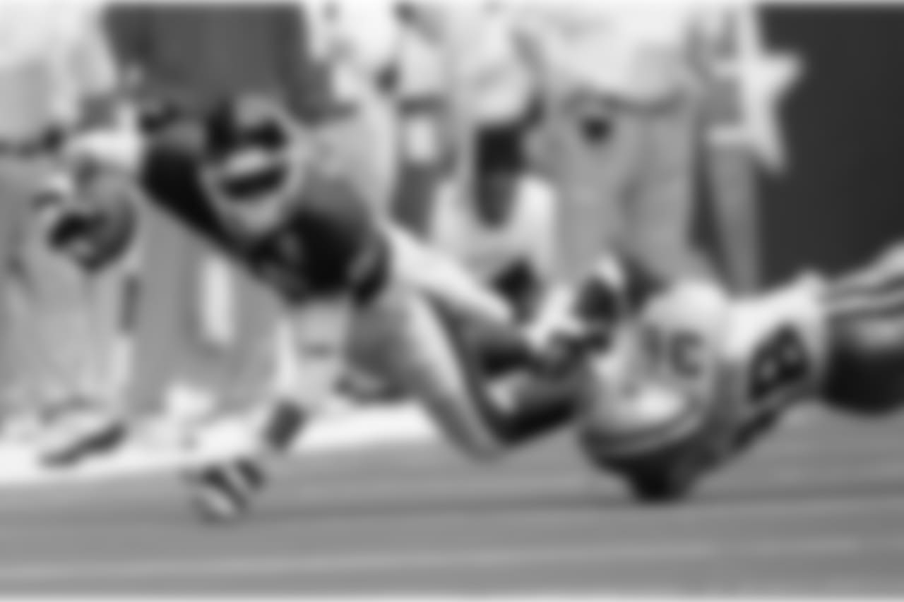 New York Giants wide receiver Ike Hilliard (88) is tackled by Dallas Cowboys cornerback Duane Hawthorne in the second quarter Sunday, Jan. 2, 2000 in Irving, Texas. (AP Photo/Tim Sharp)