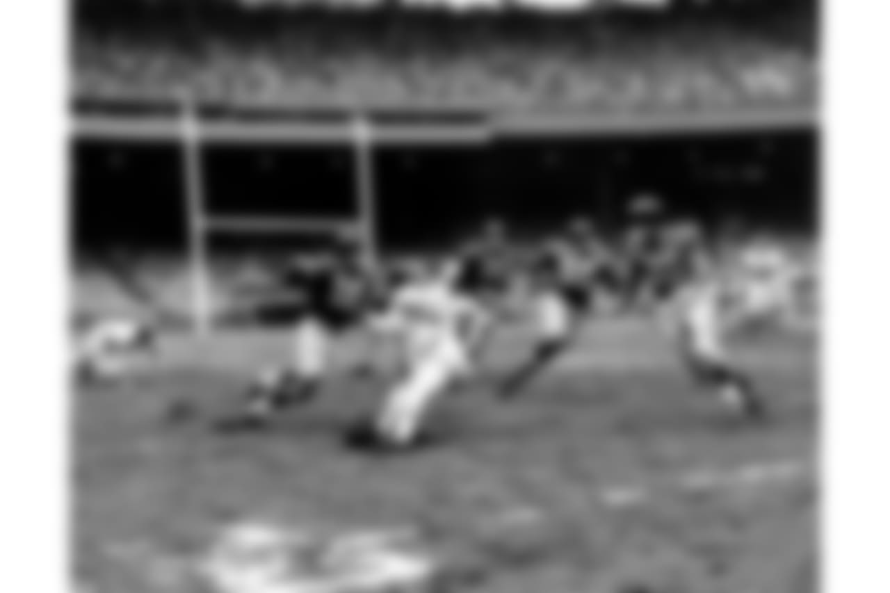New York Giants halfback Frank Gifford (16), cuts past Baltimore Colts Jesse Thomas (40) for a 45-yard run at the Polo Grounds in New York, Nov. 13, 1955. Blocking for Gifford are Giants Bill Austin (60), Ray Wietecha (55) and Alex Webster (29). The Giants defeated the Colts 17-7. (AP Photo/ John J. Lent)