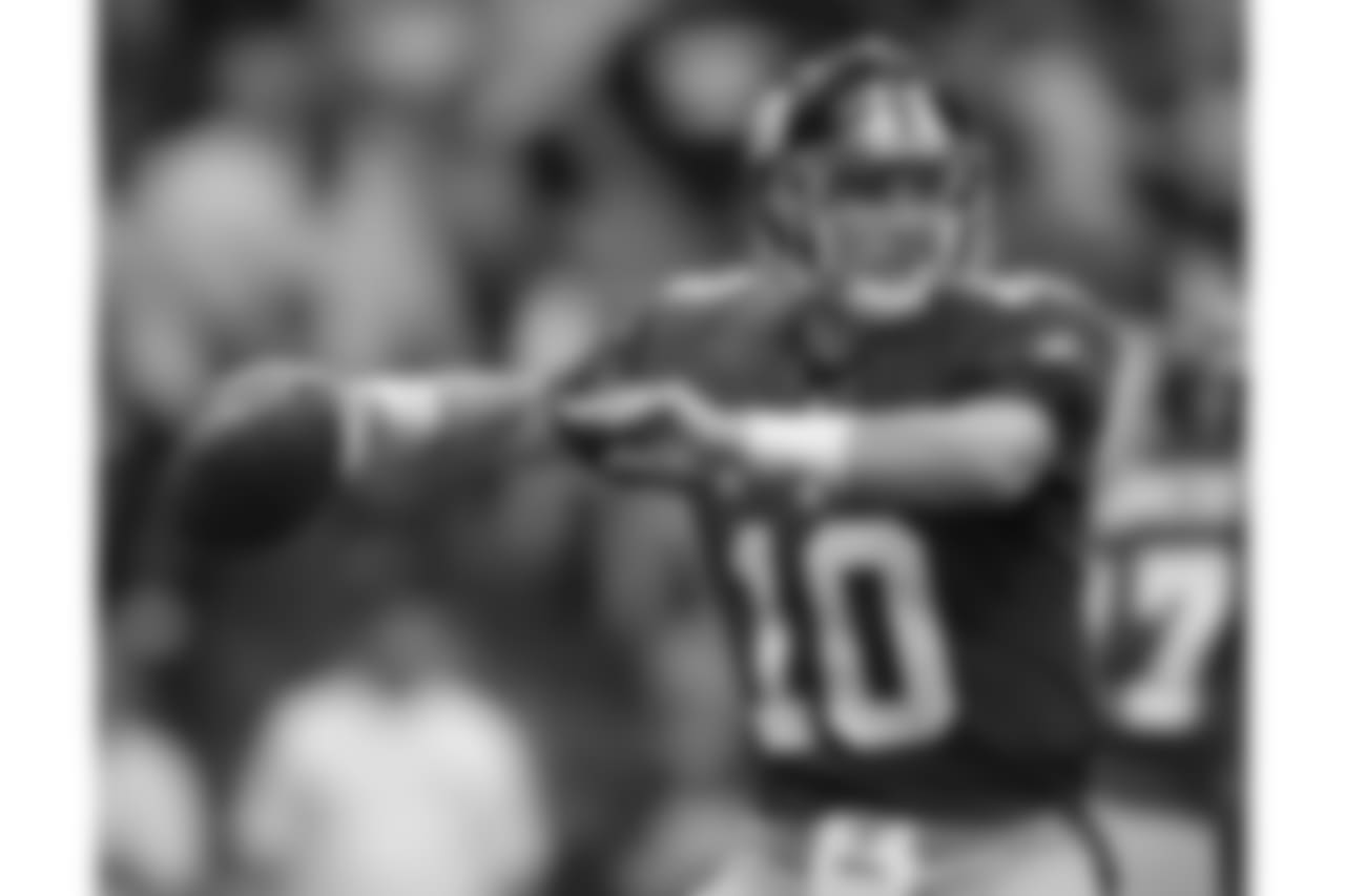 New York Giants quarterback Eli Manning (10) passes against the Dallas Cowboys in the first quarter of their NFL football game, Sunday, Sept. 9, 2007, in Irving Texas. (AP Photo/Matt Slocum)