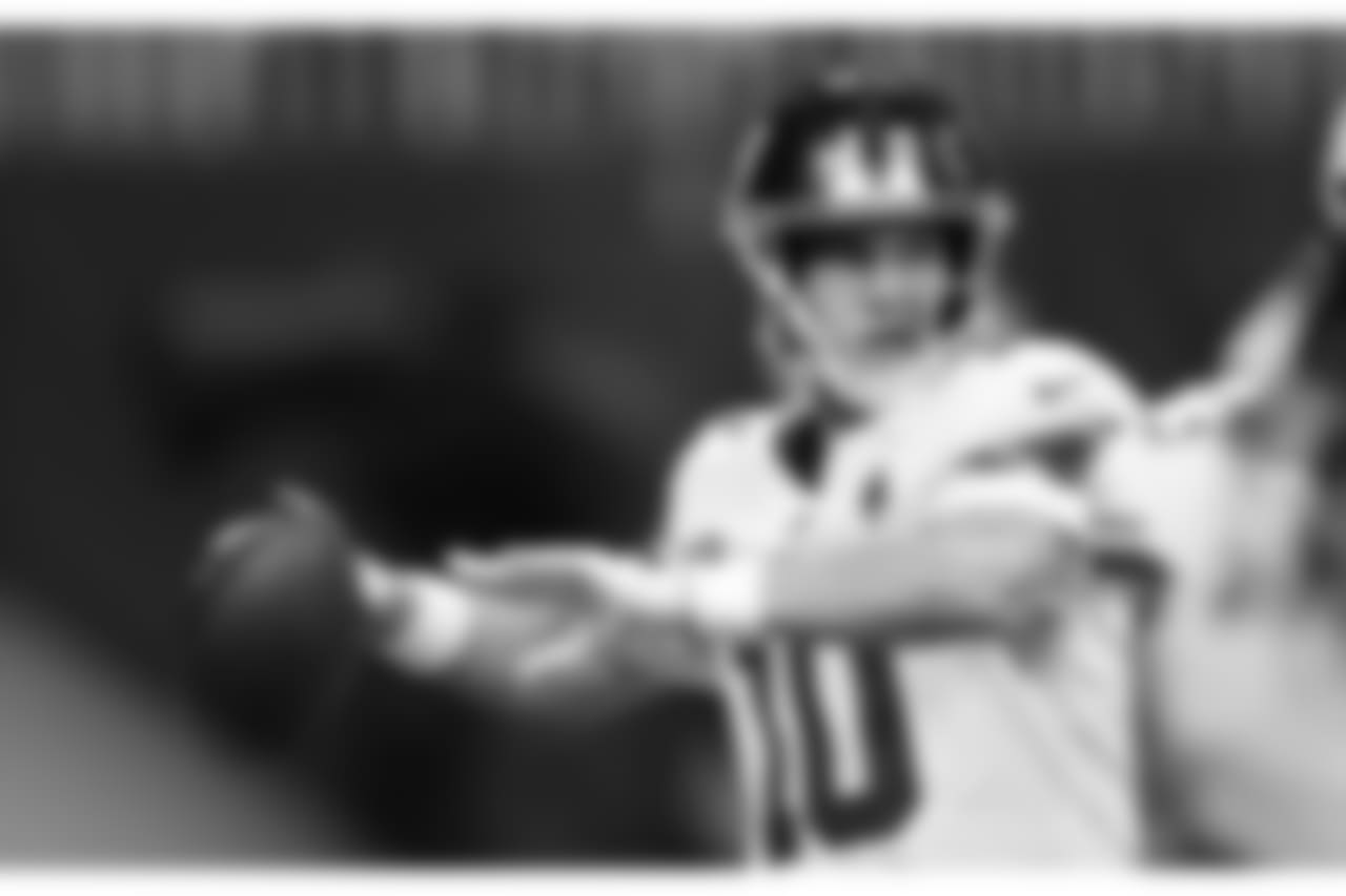 New York Giants quarterback Eli Manning (10) works against the Atlanta Falcons during the first half of an NFL football game, Monday, Oct. 22, 2018, in Atlanta. (AP Photo/John Bazemore)