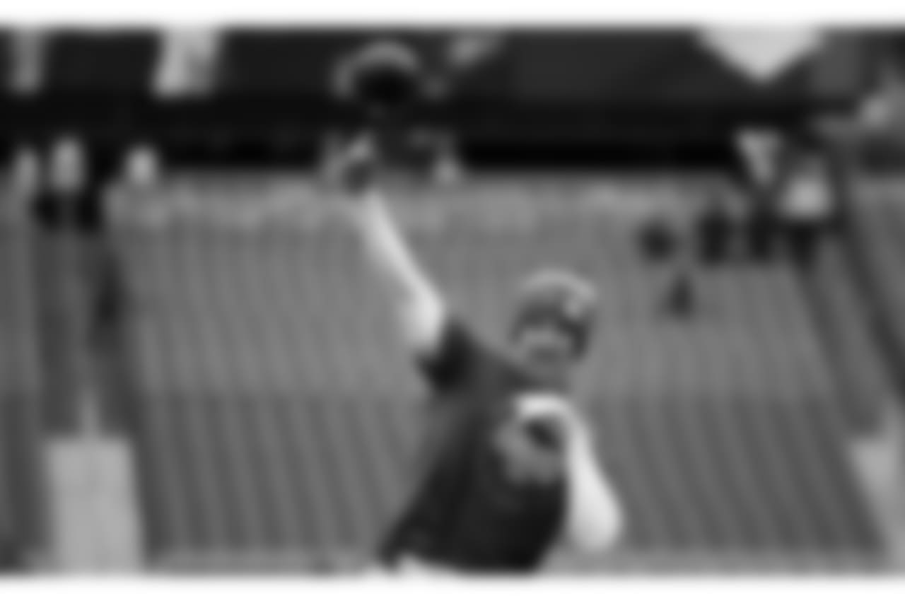 New York Giants quarterback Eli Manning (10) throws during warm ups before an NFL football game against the Washington Redskins, Sunday, Dec. 9, 2018, in Landover, Md. (AP Photo/Patrick Semansky)