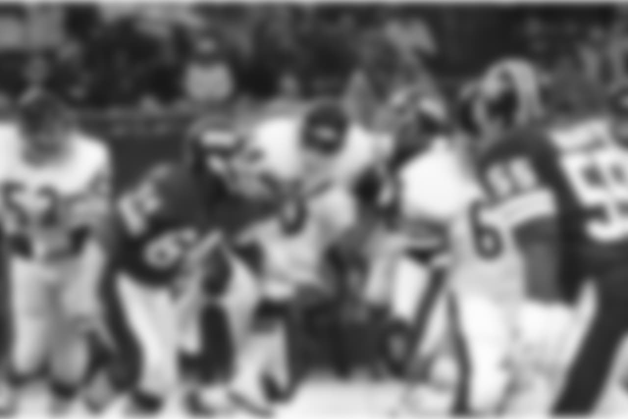 Chicago Bears Walter Payton, center, pushes his way between New York Giants, Sunday, Dec. 18, 1977 in East Rutherford, New Jersey. (AP Photo)