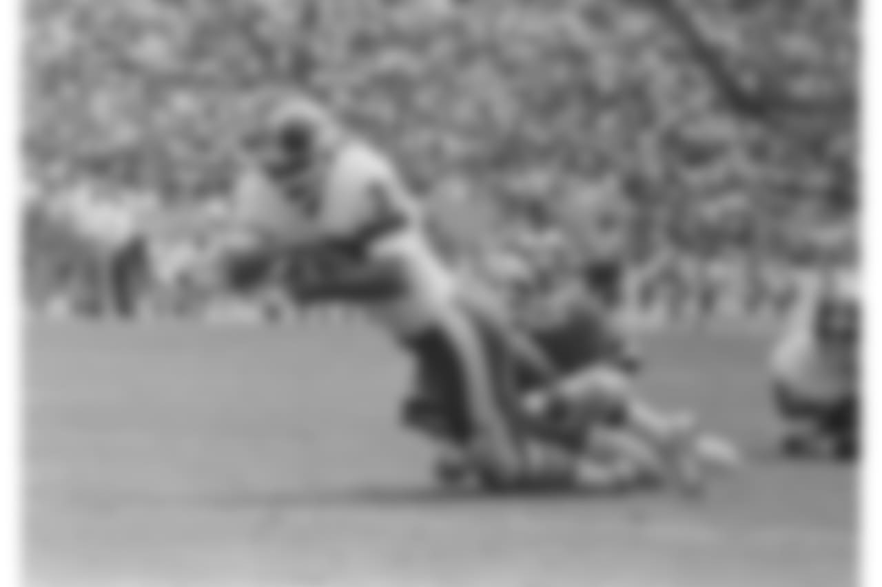 Fulton Kuykendall (54) of the Atlanta Falcons tackles Larry Csonka (39) of the New York Giants, but he is too late, as Csonka lunges over the goal line for a touchdown in the first quarter in Atlanta, Ga., Oct.1, 1978. (AP Photo/Joe Holloway Jr.)