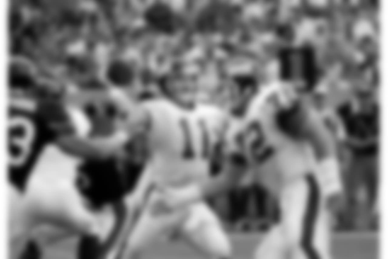 New York Giants quarterback Phil Simms (11) sets to pass against the Chicago Bears during the first quarter in Chicago, Sept. 5, 1993. Simms completed 24 of 34 passes for 277 yards as the Giants beat the Bears 26-20. (AP Photo/Fred Jewell)