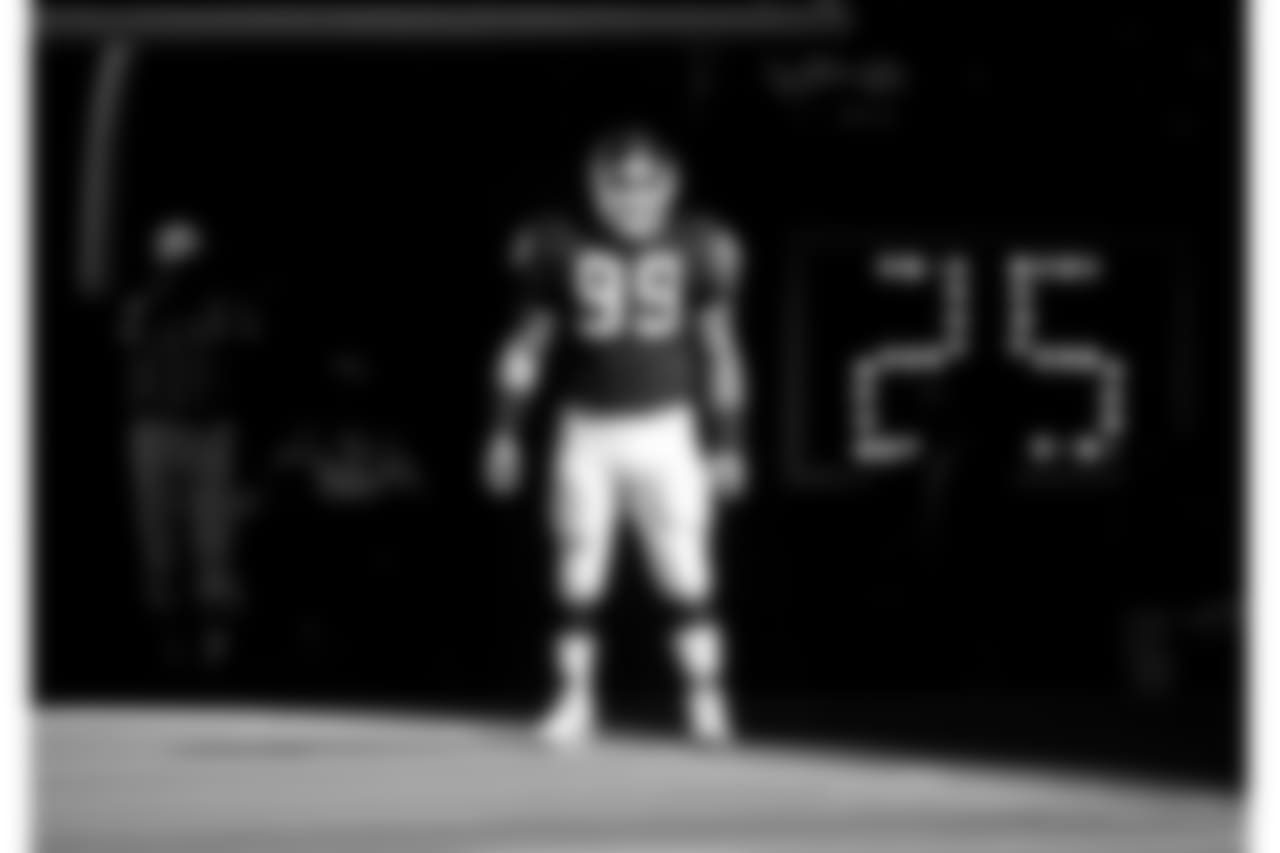 07 Nov. 1993. New York Giants linebacker Steve DeOssie (99) on the field during a game against the Dallas Cowboys played at Texas Stadium in Irving, TX. (Photo By John Cordes/Icon Sportswire) (Icon Sportswire via AP Images)