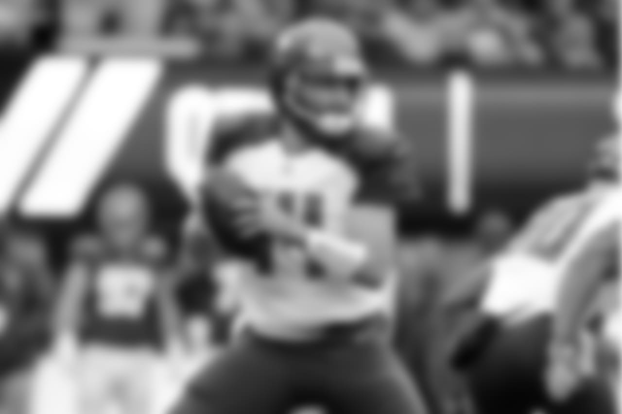 Tampa Bay Buccaneers quarterback Ryan Fitzpatrick looks to pass during the first half of an NFL football game against the New York Giants, Sunday, Nov. 18, 2018, in East Rutherford, N.J. (AP Photo/Julio Cortez)