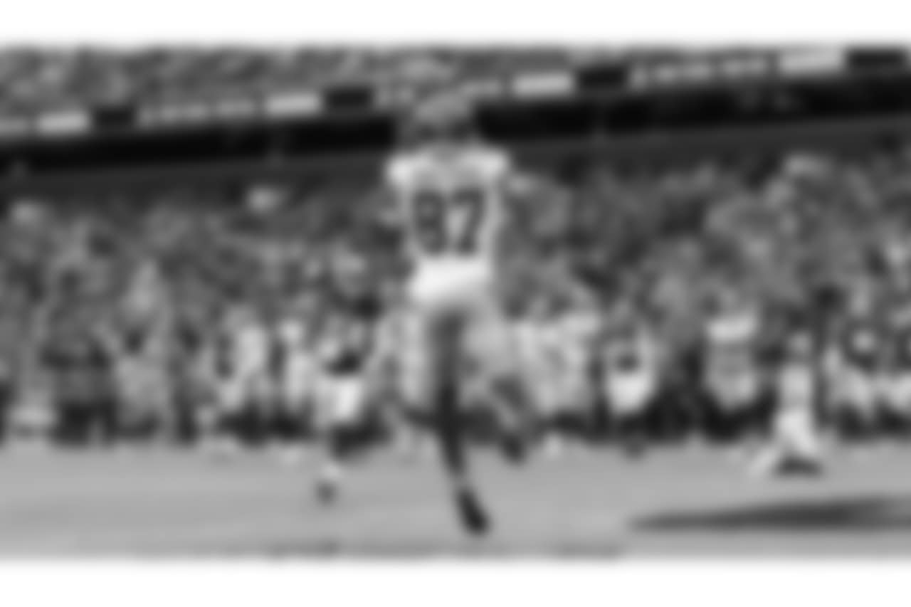 Sterling Shepard – With fellow wide receiver Odell Beckham Jr. out, Shepard brought in 2 catches for 17 yards and a touchdown. He also played a big role in blocking for Saquon Barkley.