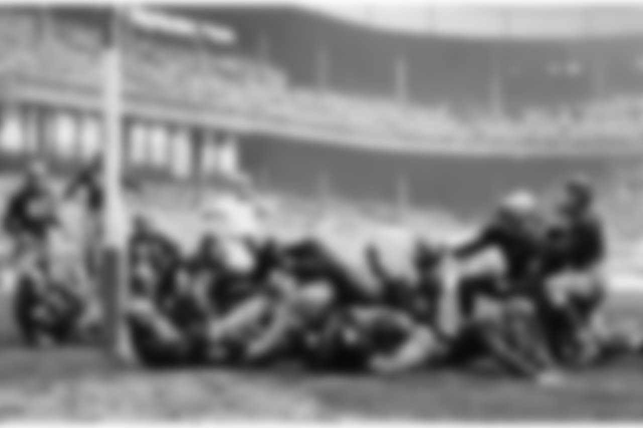 Washington Redskins back Cliff Battles (20) scores against the New York Giants in 1937 game played on Dec. 5, 1937 at the Polo Grounds. (AP Photo)