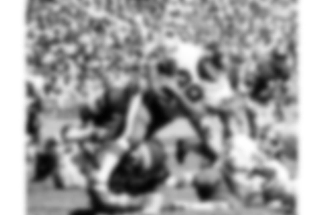 New York Giants Larry Czonka carried the ball Sept.12,1976 in game against the Redskins in Washington. The game marked Czonka"s return to the NFL where he played for the Miami Dolphins before a stint with the short- lived World Football League. (AP Photo/Charles Tasnadi)