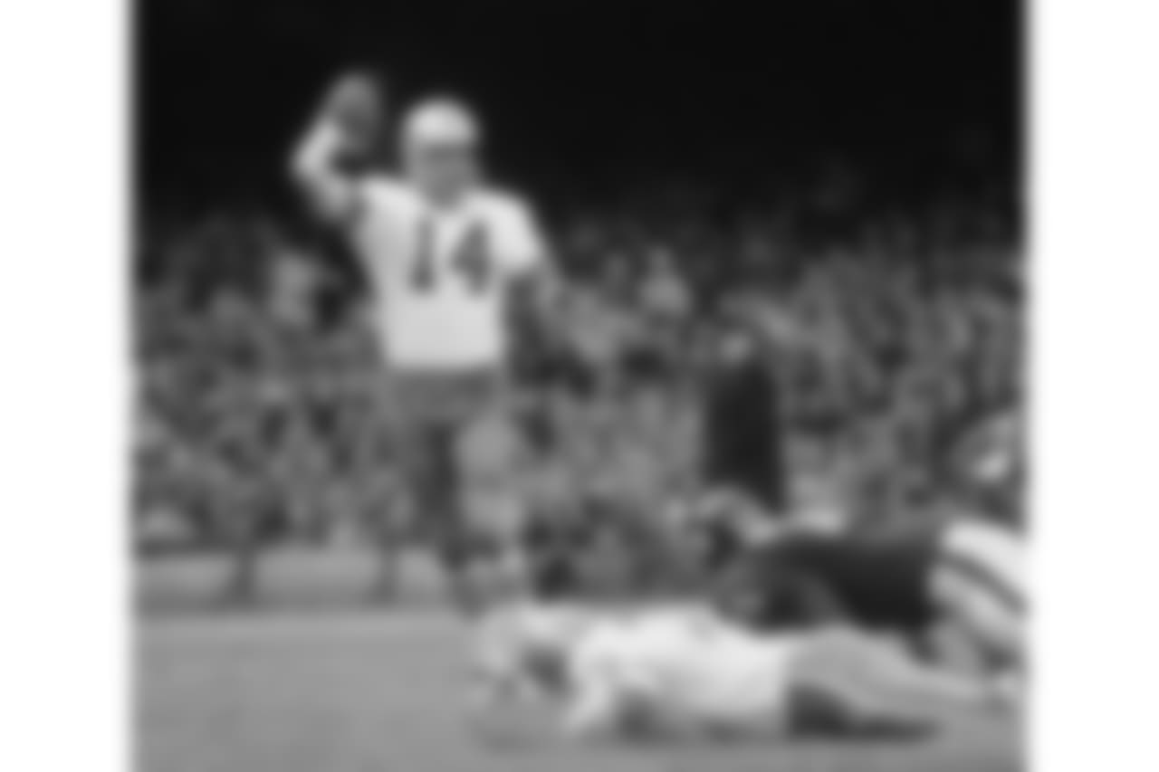 Dallas Cowboys Craig Morton (14 ) during a game against the New York Giants on September 27, 1970
at Yankee Stadium in the Bronx, New York. The Dallas Cowboys beat the Minnesota Vikings 28-10. Craig Morton played for 19 years with 3 different teams(David Durochik via AP)