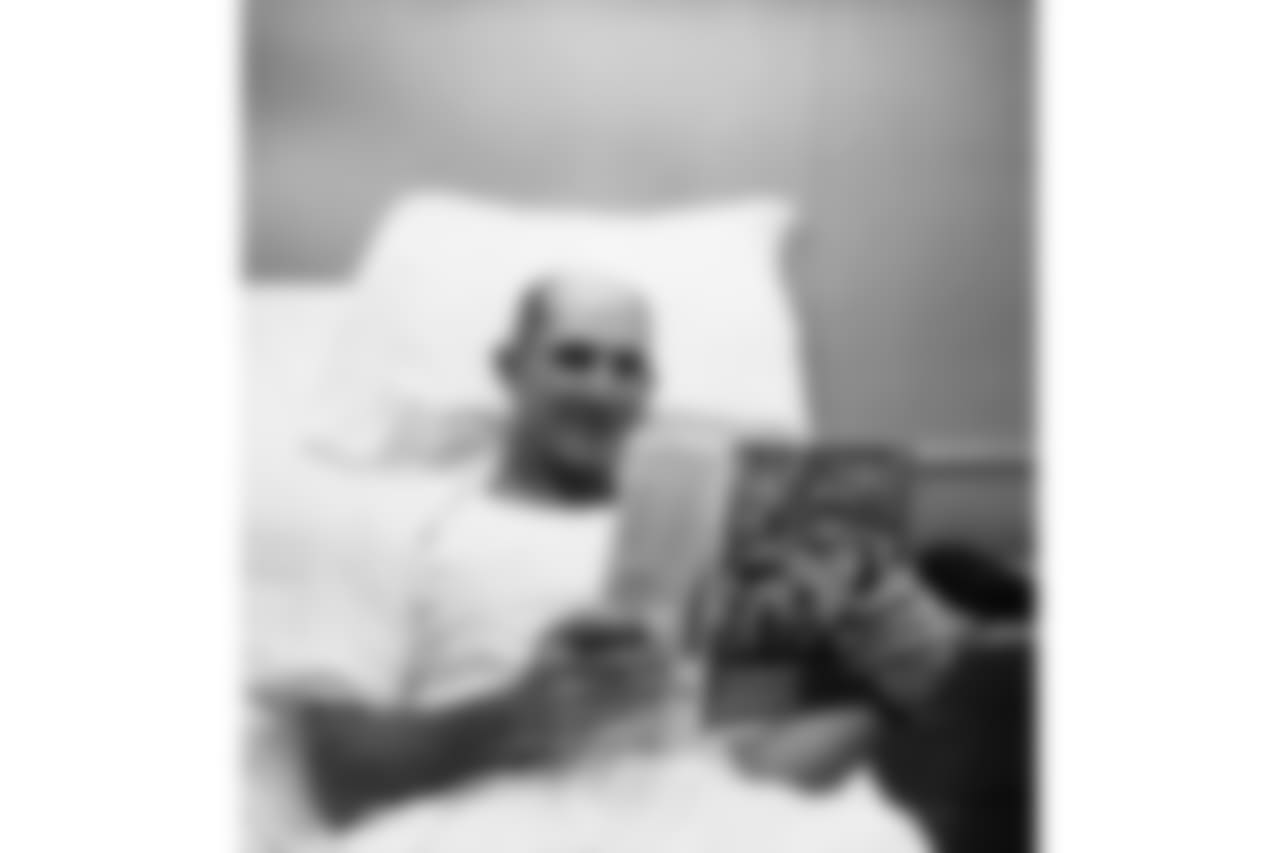 Y.A. Tittle, veteran quarterback of the New York Giants of the National Football League, rests in St. Elizabeth?s Hospital, New York on Sept. 16, 1963. Tittle suffered a bruised chest bone and bruised ribs on September 15 game against the Baltimore Colts. (AP Photo/David Pickoff)