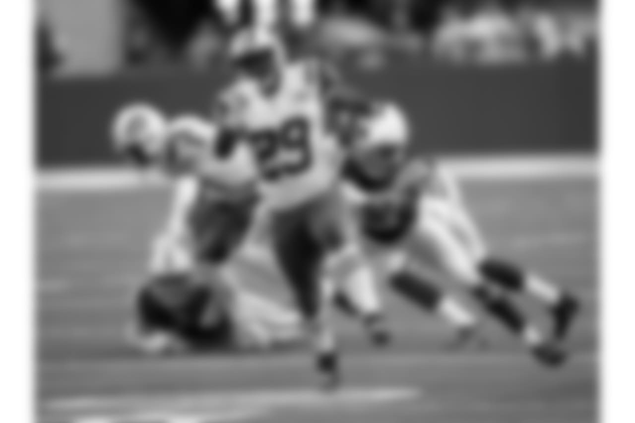 New York Jets running back Bilal Powell (29) breaks away form Indianapolis Colts free safety Dwight Lowery (33) in the second half of an NFL football game in Indianapolis, Monday, Sept. 21, 2015. (AP Photo/AJ Mast)