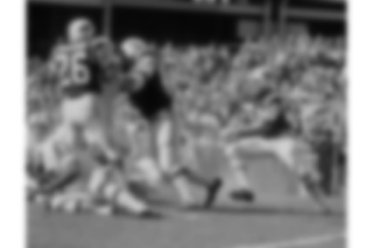 New York Jets Larry Grantham (60) during a game against the Boston Patriots on October 26,1969 at Shea Stadium in Flushing, New York. The New York Jets beat the Boston Patriots 23-17. Larry Grantham played for 13 season all with the New York Jets and was a 5-time Pro Bowler.(David Durochik via AP)