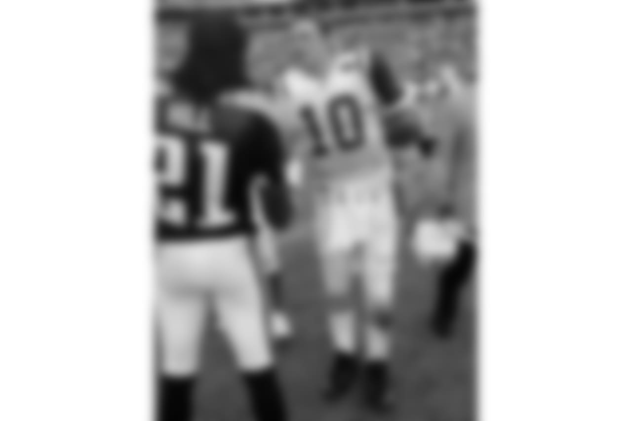 New York Jets quarterback Chad Pennington (10) shakes hands with Tennessee Titans cornerback Reynaldo Hill (21) after the Jets defeated the Titans, 23-16, in their NFL football game on Sunday, Sept. 10, 2006 in Nashville, Tenn. Pennington, returning from two shoulder surgeries in as many years, threw for 319 yards and two touchdowns. (AP Photo/Mark Humphrey)