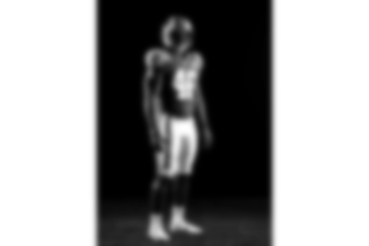 46 Neville Hewitt (LB)