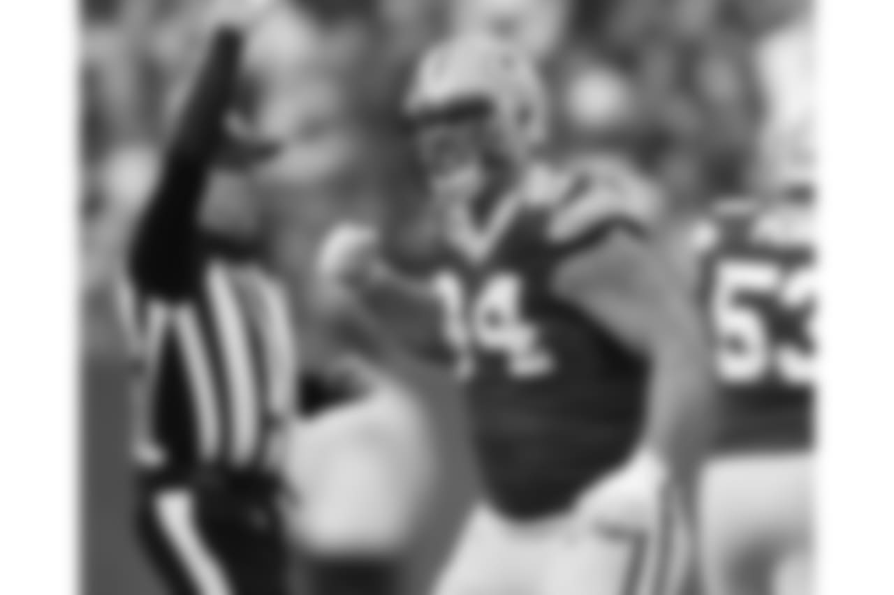 **DE Dean Lowry**