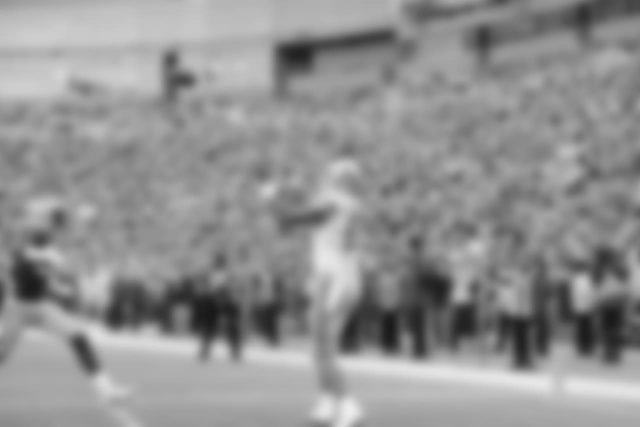 Detroit Lions tight end Levine Toilolo (87) catches a touchdown pass from kicker Matt Prater during a NFL football game against the Green Bay Packers on Sunday, Dec. 30, 2018 in Green Bay, Wisc. (Detroit Lions via AP).