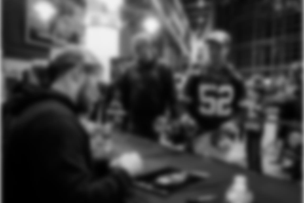 181217-salvation-army-autographys-26