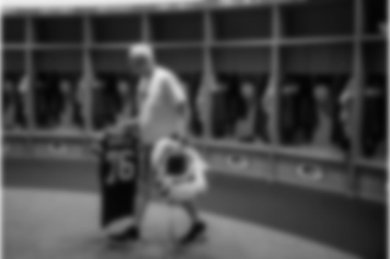 181015-packers-locker-room-bobber-1