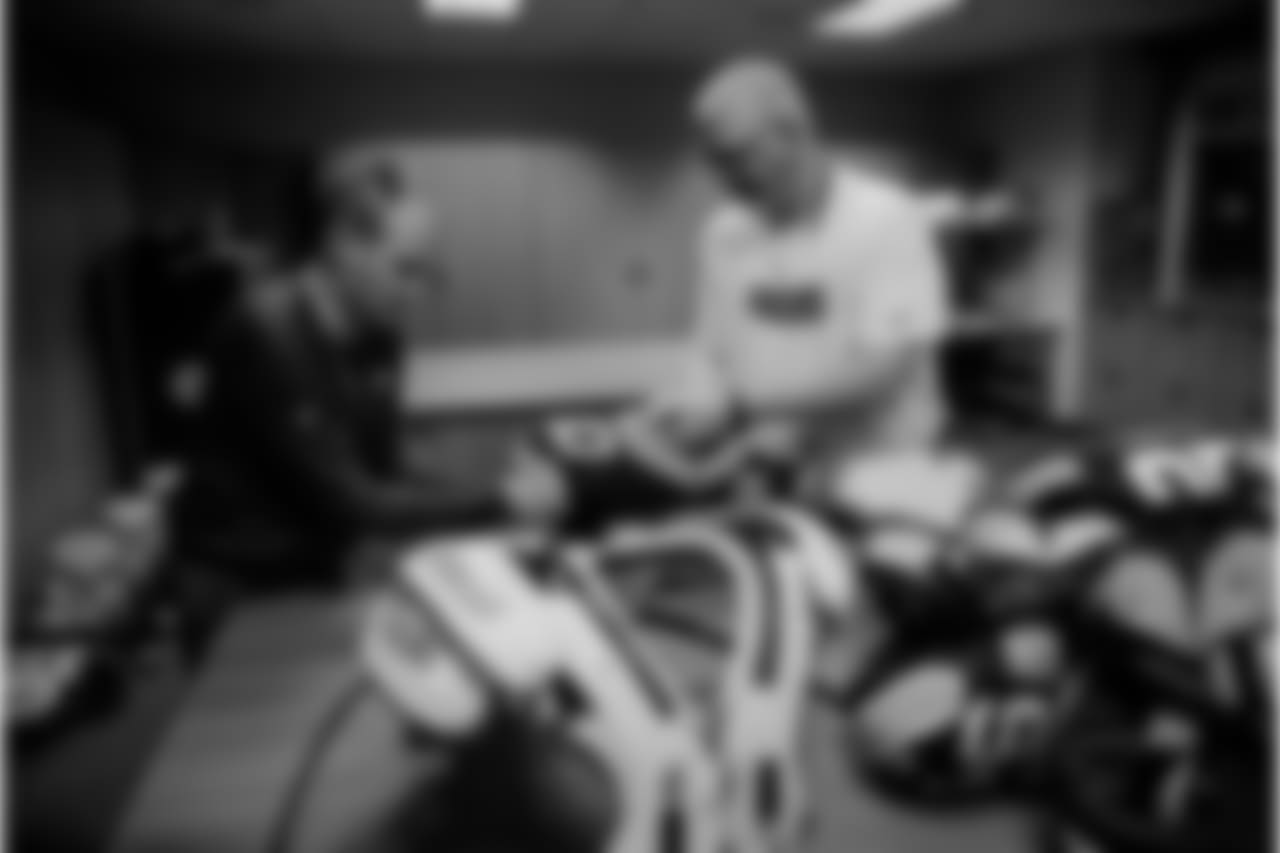 181209-packers-locker-room-bobber-11
