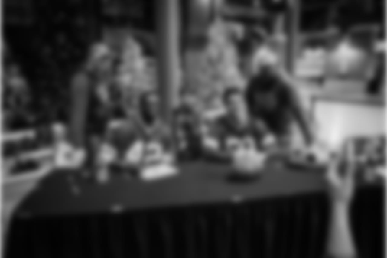 181127-martinez-burks-autographs-04