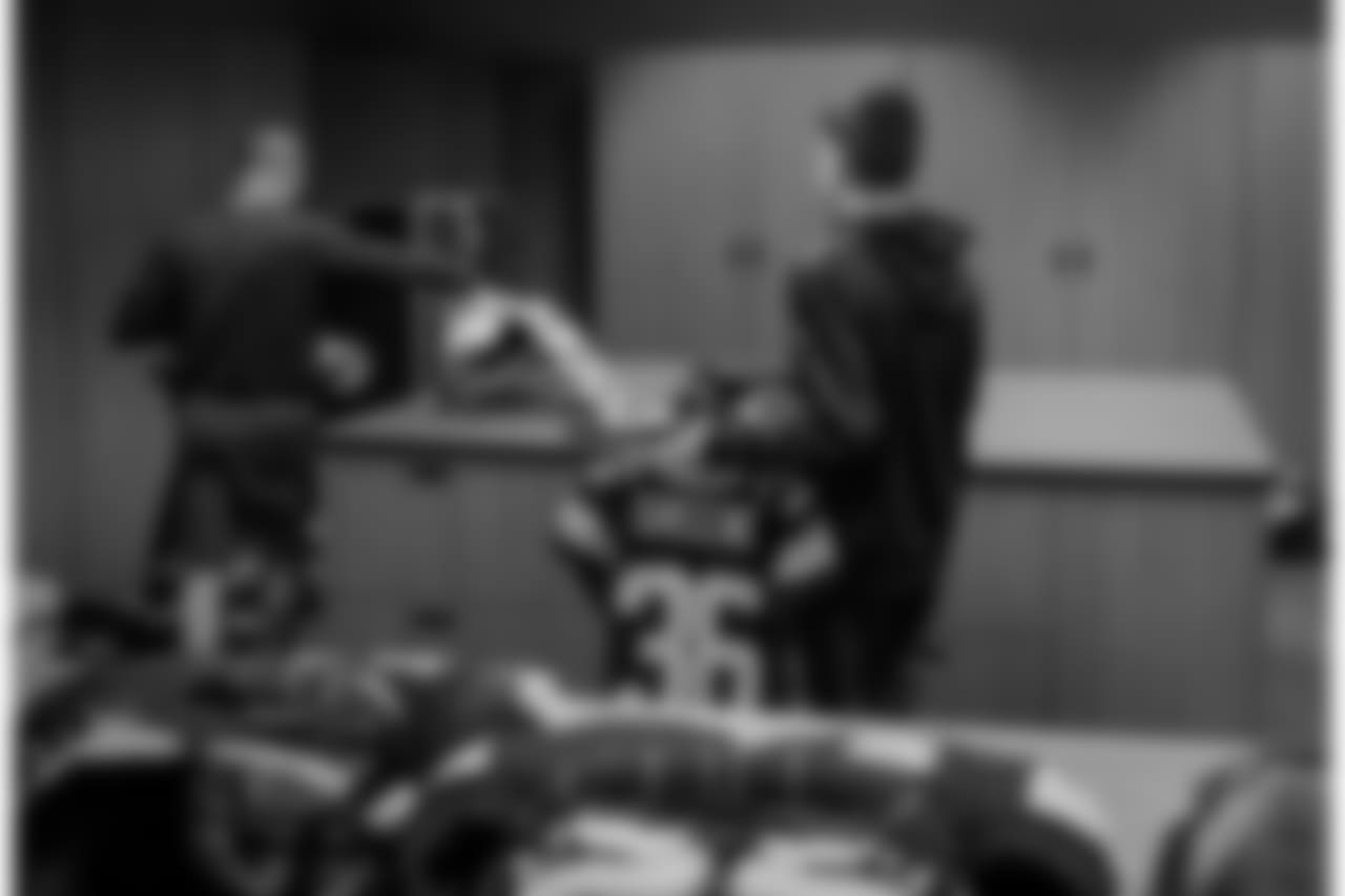 181015-packers-locker-room-bobber-24
