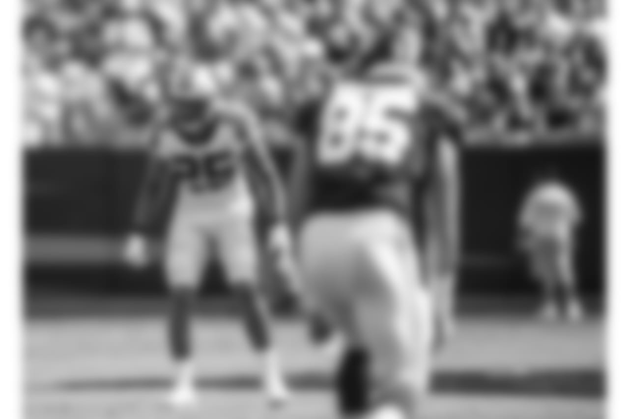 Eric Reid stares down the opponent during the game against the Giants on Sun., Oct. 7, 2018.