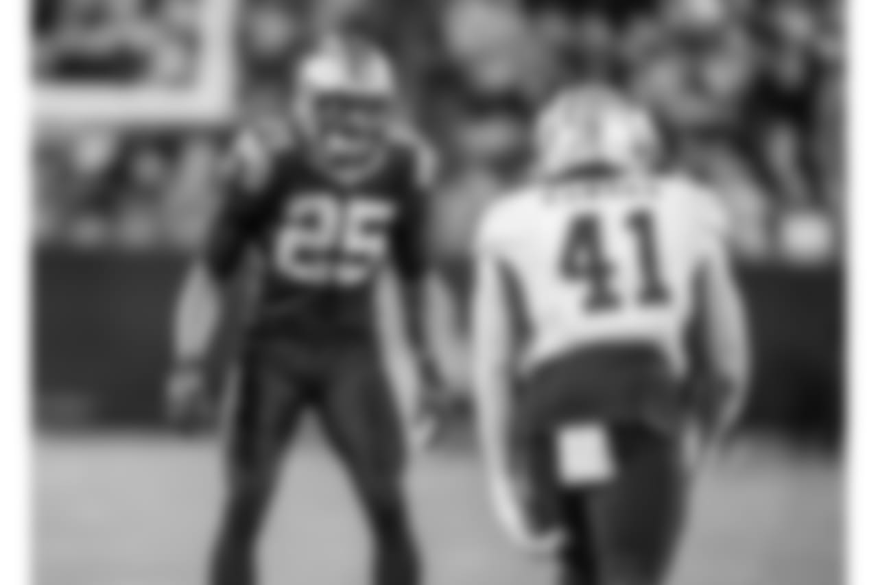 Eric Reid keeps his eyes on Alvin Kamara during a game against the Saints on Monday Night Football on Monday, December 17, 2018.