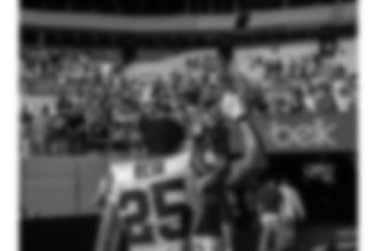 Eric Reid puts his fist in the air as he walks to the locker room after the Panthers beat the Giants on Sun., Dec. 7, 2018.