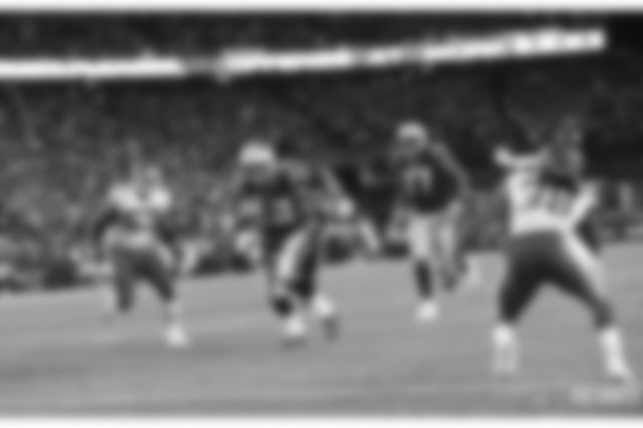 Patroits QB Tom Brady runs it in for a touchdown