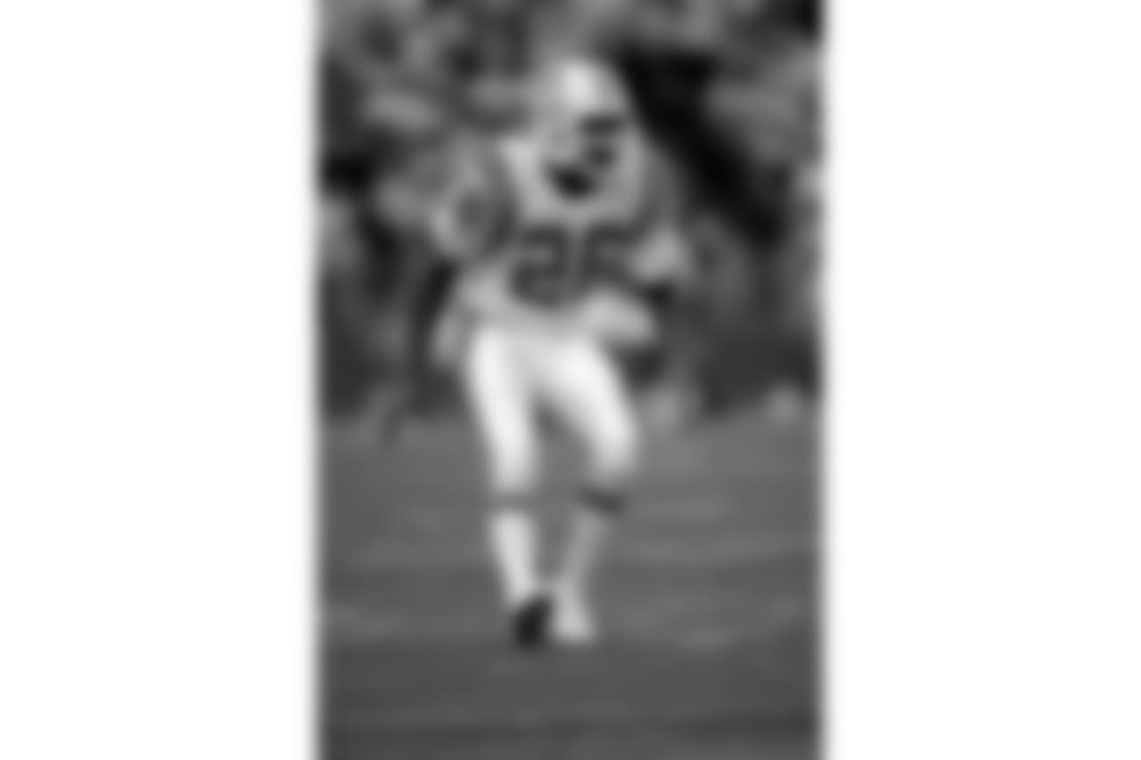 SAN FRANCISCO - OCTOBER 22: Defensive back Raymond Clayborn #26 of the New England Patriots moves against the San Francisco 49ers during a NFL game at Candlestick Park on October 22, 1989 in San Francisco, California. The Niners defeated the Pats 37-20. (Photo by Otto Gruele Jr/Getty Images)