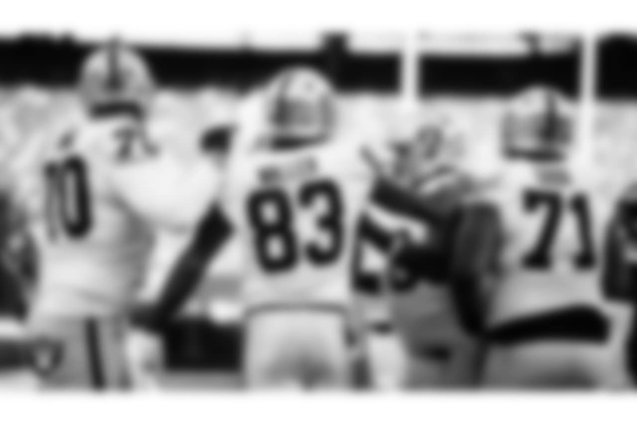 Las Vegas Raiders tight end Darren Waller (83) celebrates with teammates after making a 9-yard touchdown catch during the regular season away game against the New York Jets.